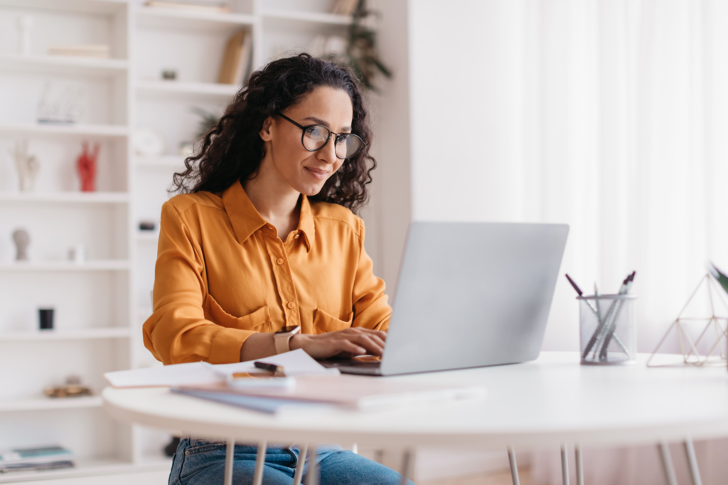 lady smiling at laptop